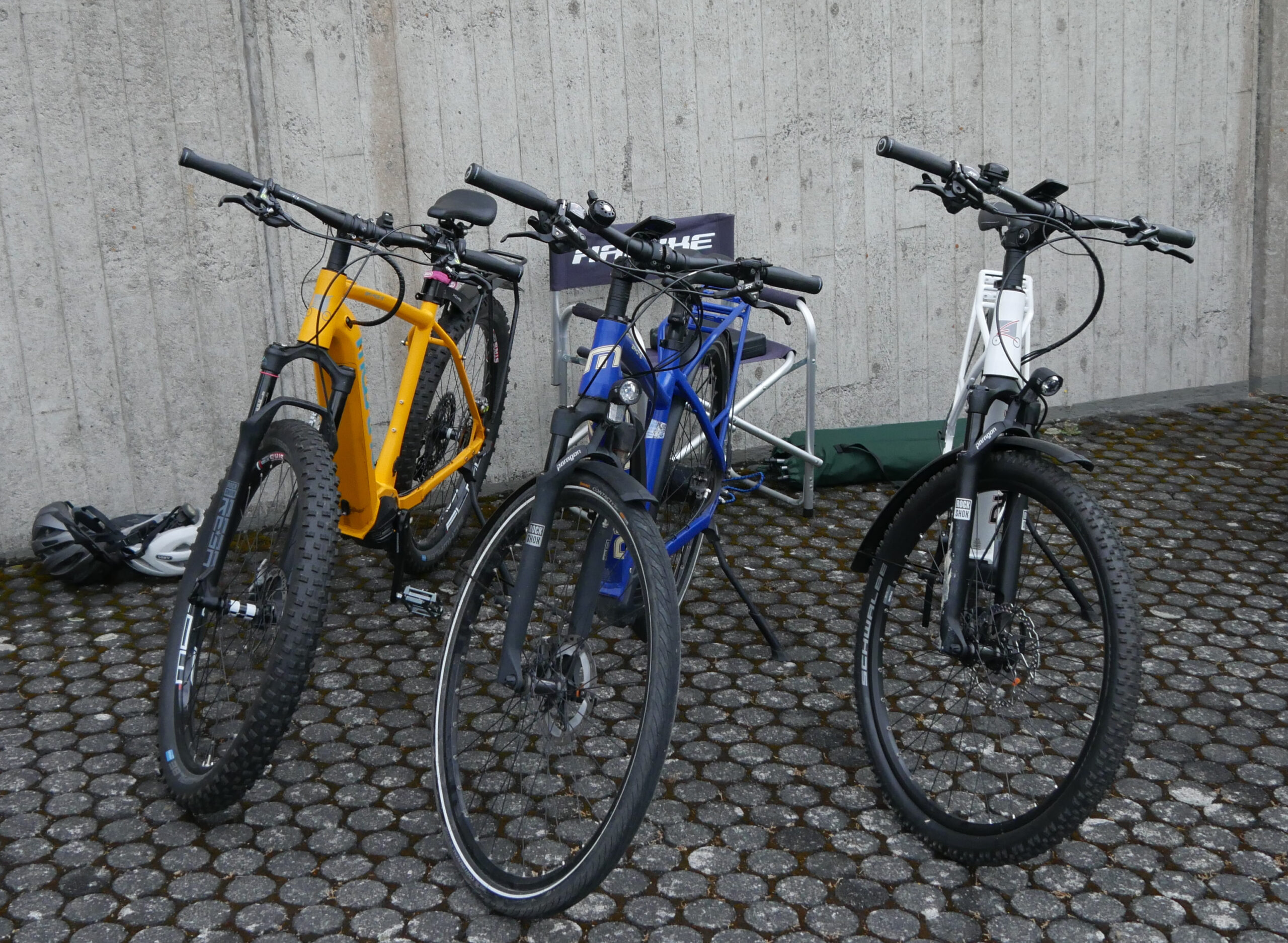 drei E-Bikes nebeneinander