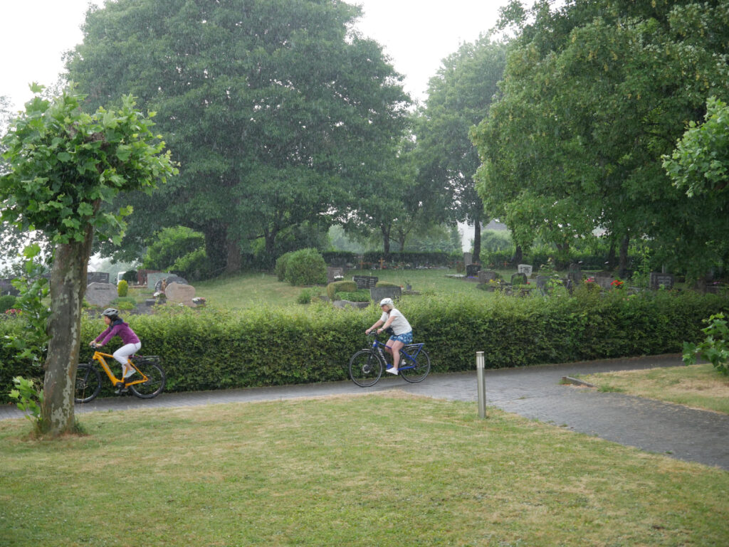 Zwei Radfahrer im Regen